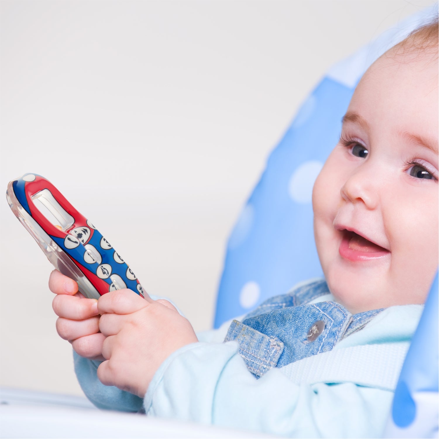 kid using water teether